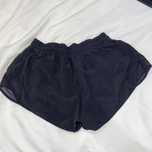 Black lulu lemon shorts. hottt hots 2.5”